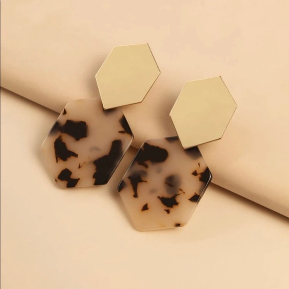 Woman’s Tortoise Shell Acrylic Resin Earrings - Picture 2 of 3